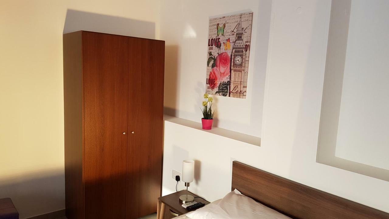 Zorbas No 2 Apartment Larnaca Exterior photo