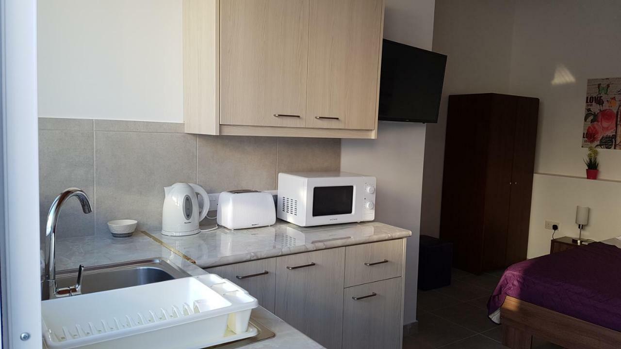 Zorbas No 2 Apartment Larnaca Exterior photo